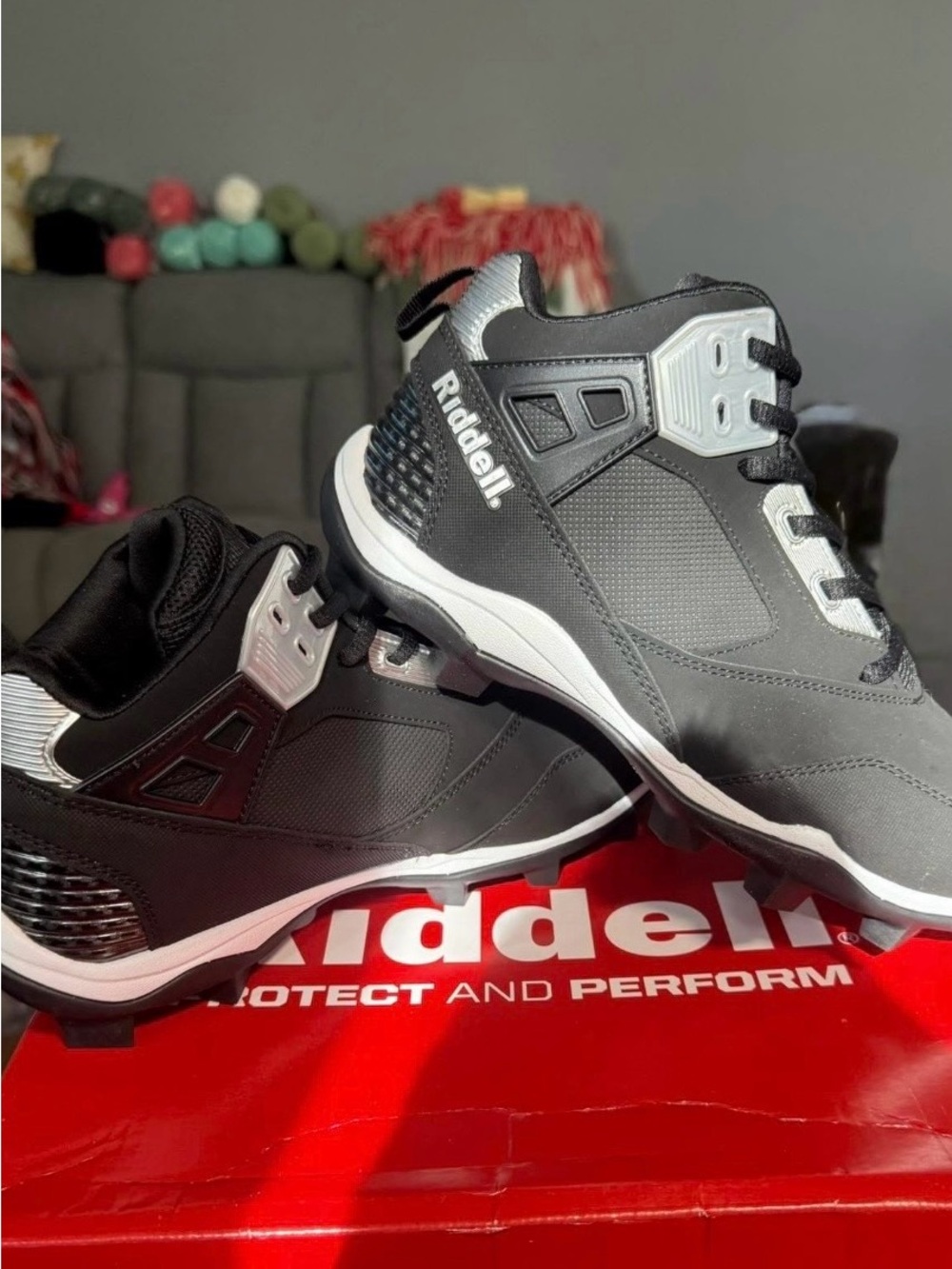 Riddell Men's Black and Silver Athletic Cleats